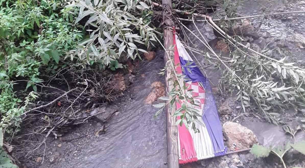 BiH: U selu Sovići u Jablanici drsko uništena hrvatska zastava i bačena u kanal