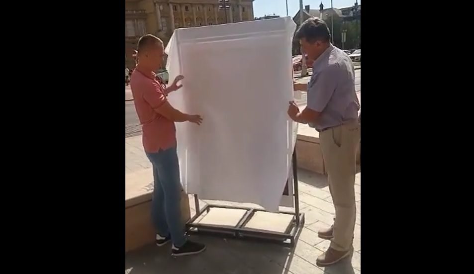 VIDEO Željko Sačić pokrio plahtom uvredljivi reklamni pano kojim se vrijeđaju hrvatske vrijednosti!