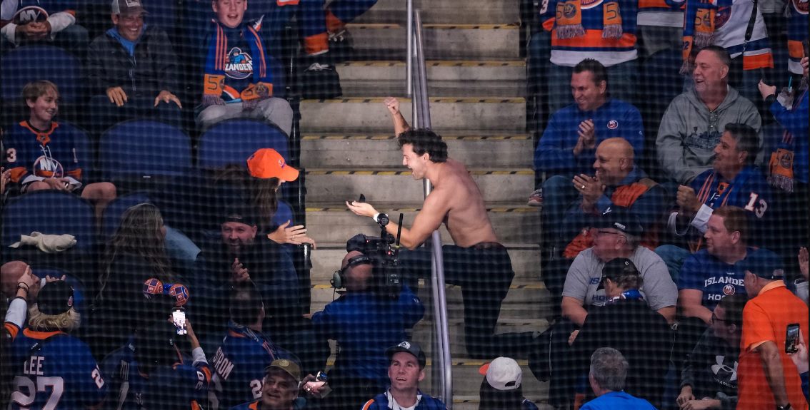 VIDEO Kakav neugodnjak… Zaprosio djevojku na tribini, ona se ustala i pobjegla