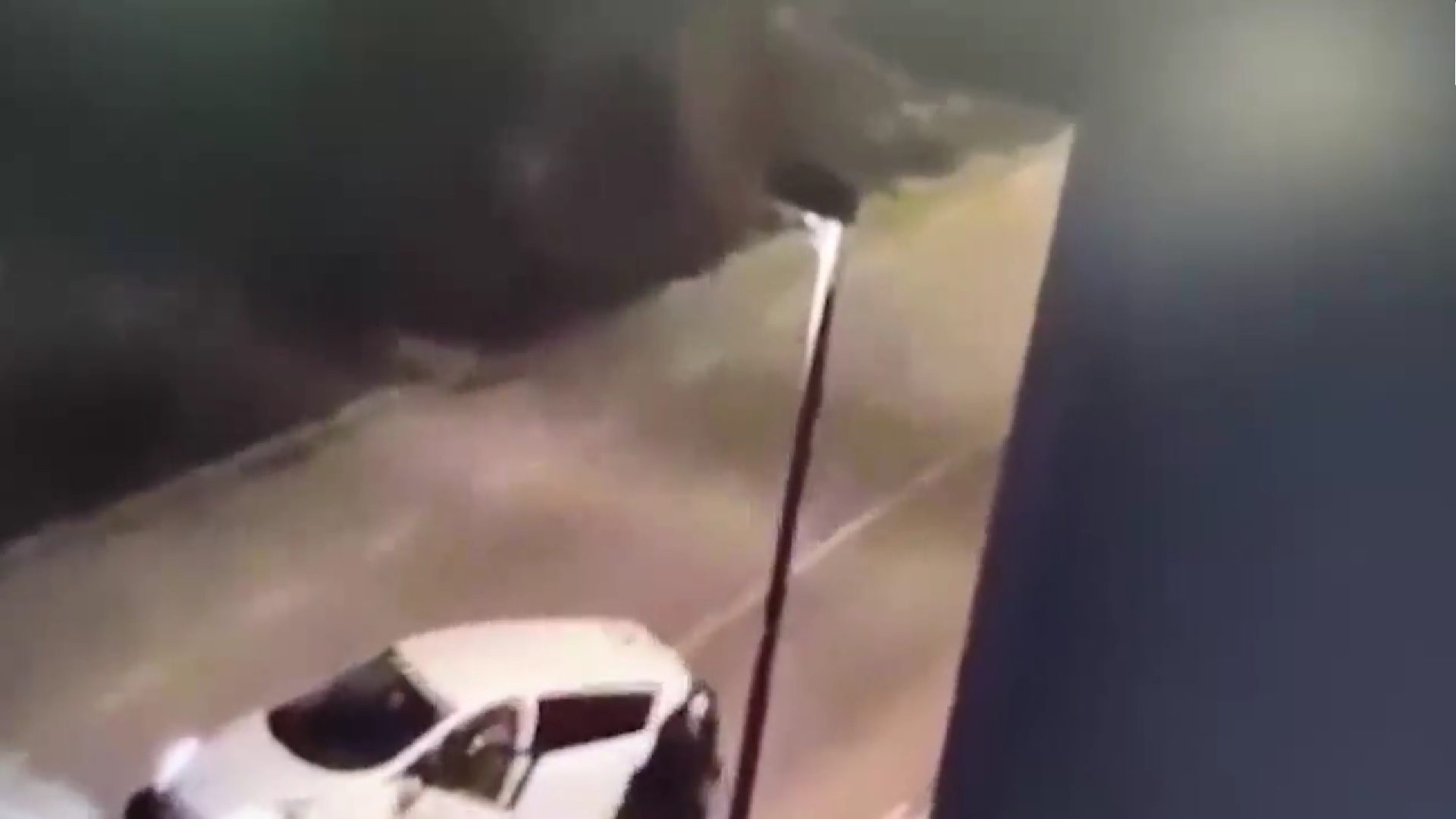 VIDEO Kakav bizaran splet okolnosti: Tukla partnera, pa joj se auto otkotrljalo…