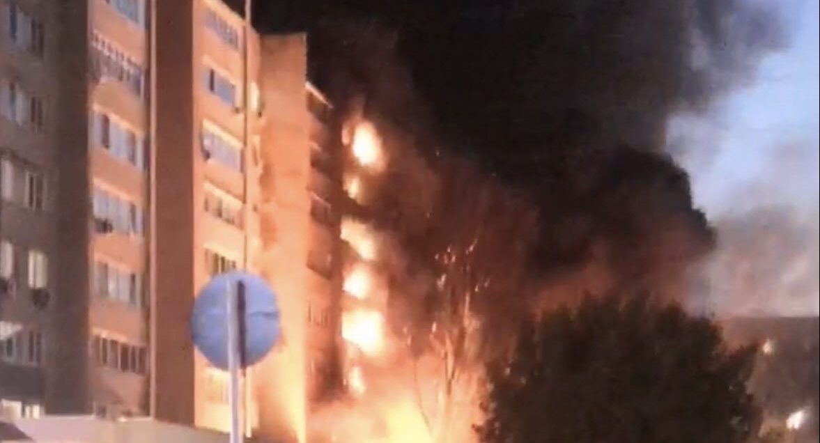 VIDEO Ruski bombarder pao u dvorište zgrade u Rusiji, ima mrtvih