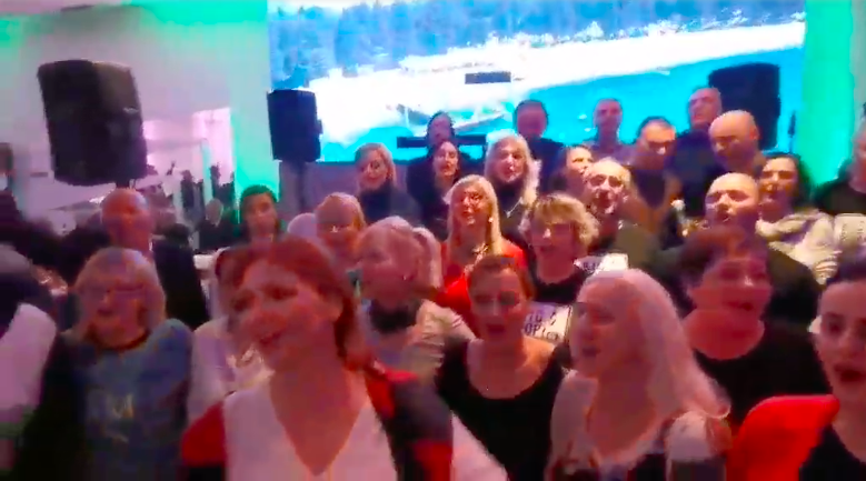 (VIDEO) Ivan Gudelj “pere” ruke od jugoslavenske himne na premijeri njegovog filma u Ulcinju