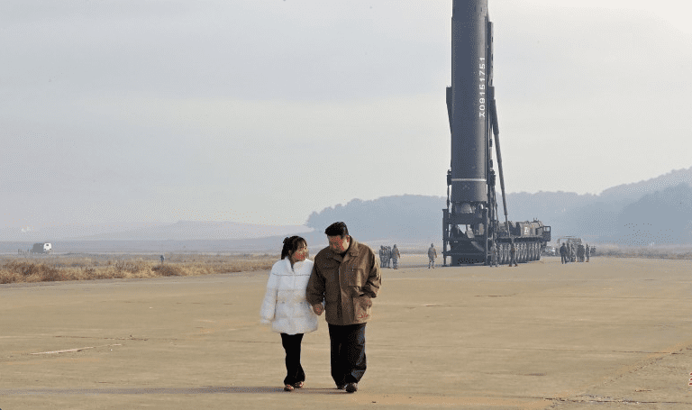 Kim Jong Un po prvi puta pokazao kćer u javnosti  prilikom lansiranja balističke rakete