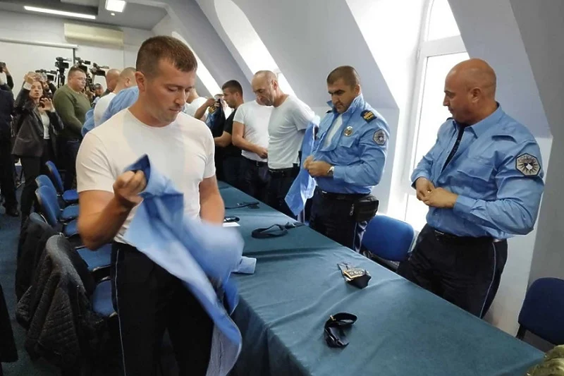Srbi napustili SVE kosovske institucije, policijski službenici skinuli uniforme