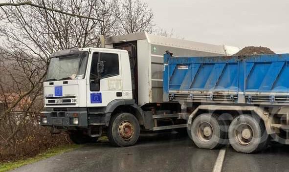 Srbi još uvijek drže barikade na sjeveru Kosova, djeca ne idu u školu do daljnjeg, sinoć se ponovno čuli rafali