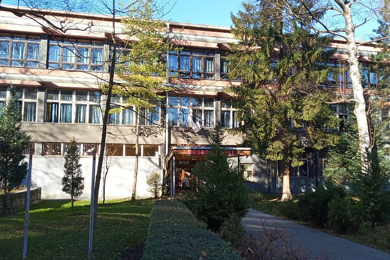 Sarajevo: Osnovna škola želi vratiti osuđenog pedofila na posao nastavnika, roditelji bijesni