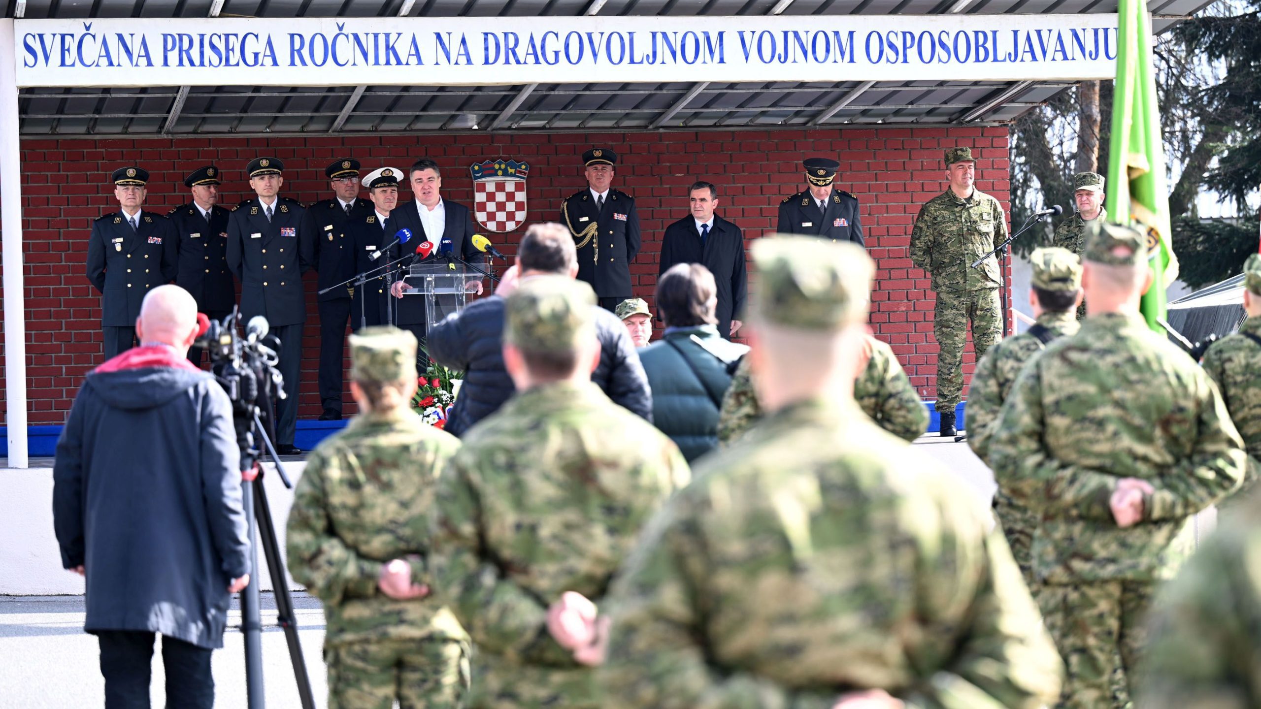 Predsjednik Milanović na prisezi ročnika HV-a u Požegi: Stojite na ramenima divova