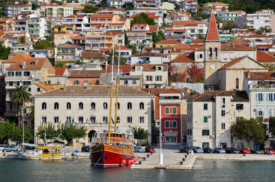 Domovinski pokret Makarska traži od gradske uprave hitno donošenje plana izgradnje javnih garaža po kvartovima