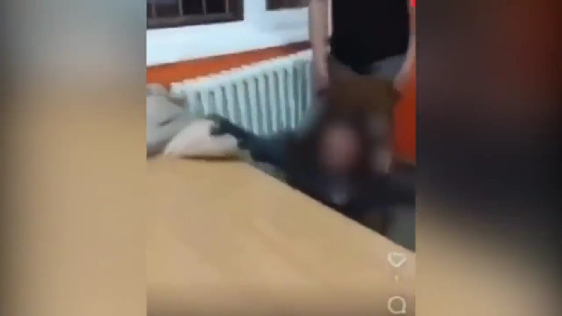 VIDEO Gnjusno stanje školstva u Srbiji: Trojica “učenika” izmaknuli stolicu profesorici, dva vraćena na nastavu!