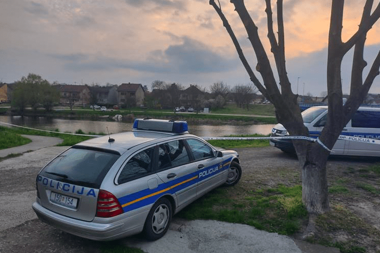 Iz Bosuta u Vinkovcima izvučeno vozilo koje je u popodnevnim satima sletjelo u rijeku