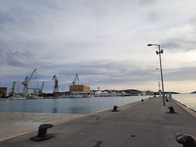 Slovenka u Trogiru BMW-om sletjela u more, a za sobom povukla još jedan automobil