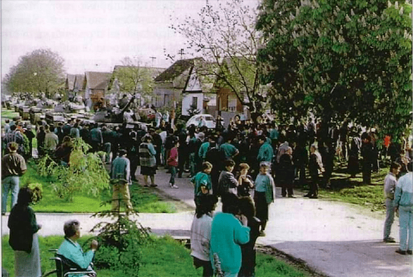 LEGLI SU PRED TENKOVE DA NE UĐU U VUKOVAR U Bogdanovcima zaustavliena kolona JNA