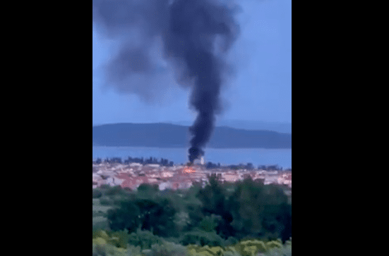 (VIDEO) U Kaštel Lukšiću se zapalilo krovište poslovnog objekta Nird