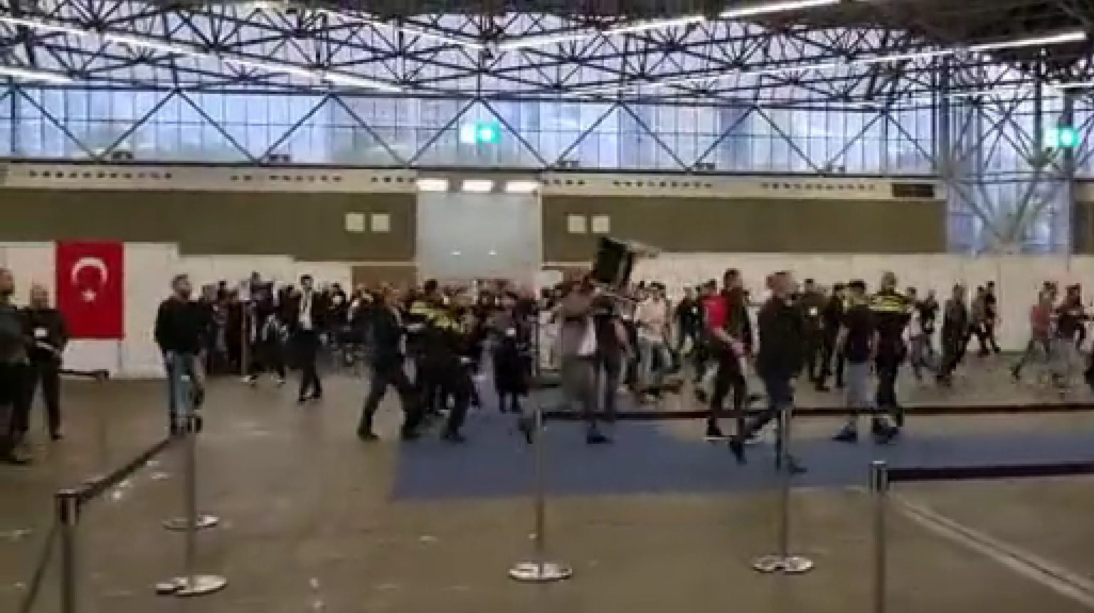 VIDEO Nakon tučnjava u Francuskoj, pristalice i protivnici Erdogana se tukli i u Nizozemskoj