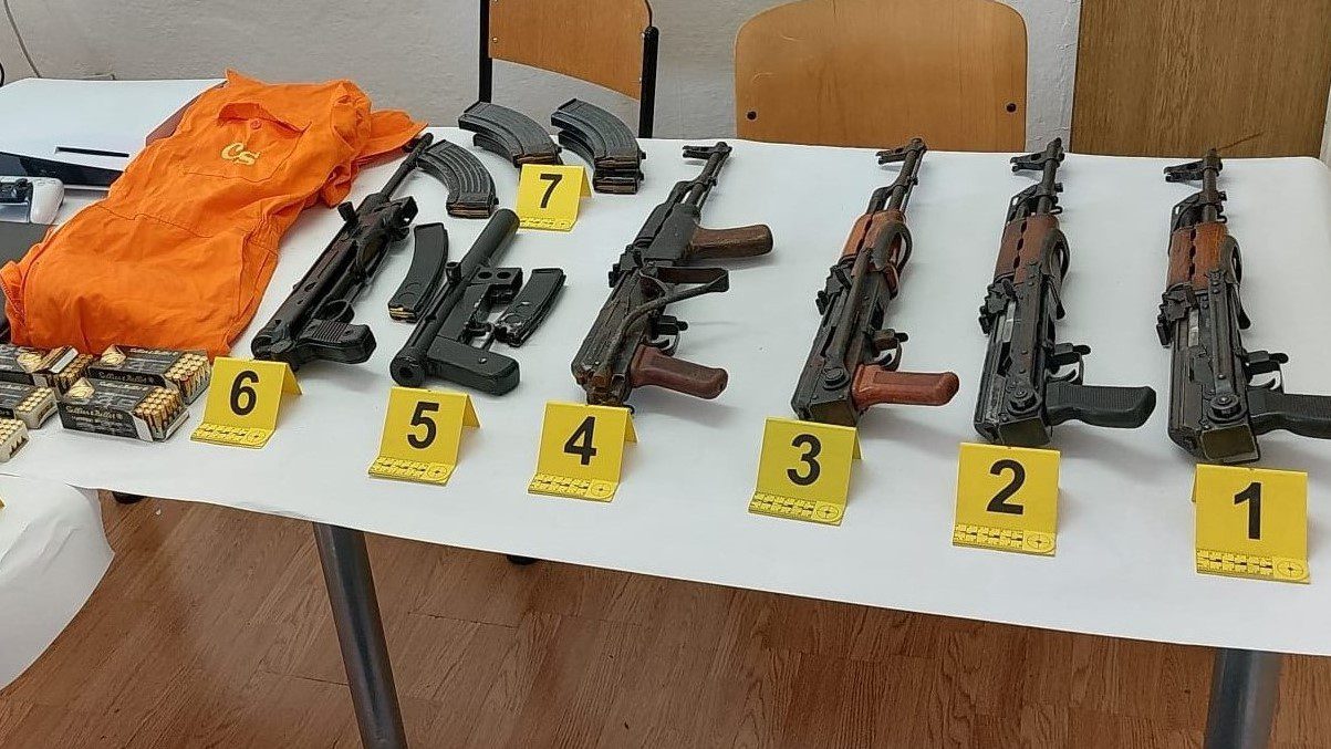 Imotski: Kod Srbina i Hrvatice pronađeno čak 6 automatskih puški i 338 komada raznog streljiva