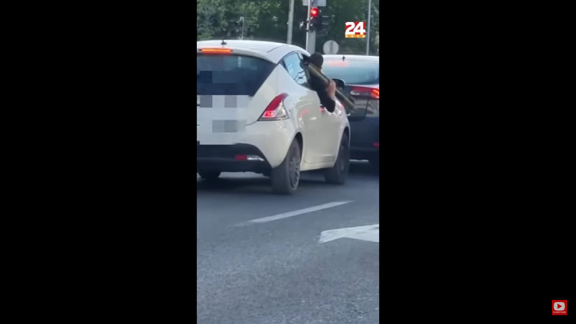 Nevjerojatan video iz Zadra: Na semaforu kroz prozor izvadio “zolju” i čekao zeleno svjetlo