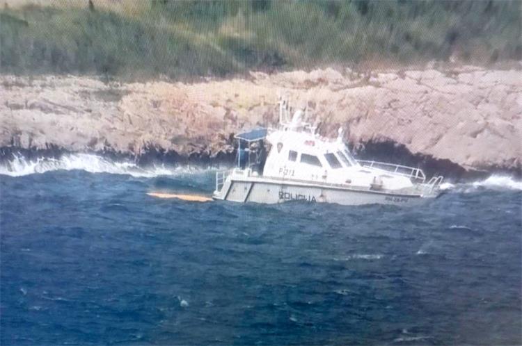 Pomorski policajci spasili kajakaša u Savudrijskoj vali