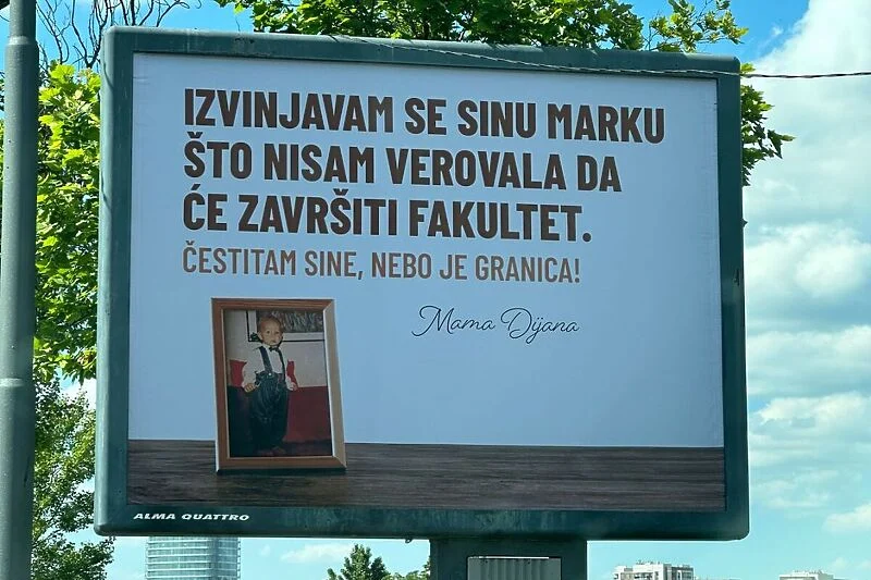 Ovo se ne viđa svaki dan: Majka sinu čestitala diplomiranje porukom na velikom reklamnom panou!