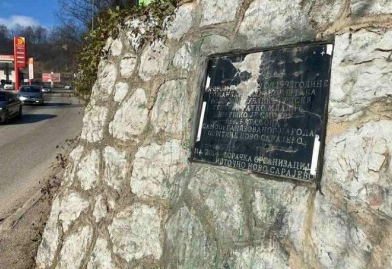 BiH: Dva muškarca optužena jer su maljem uništili spomen-ploču ratnom zločincu Mladiću