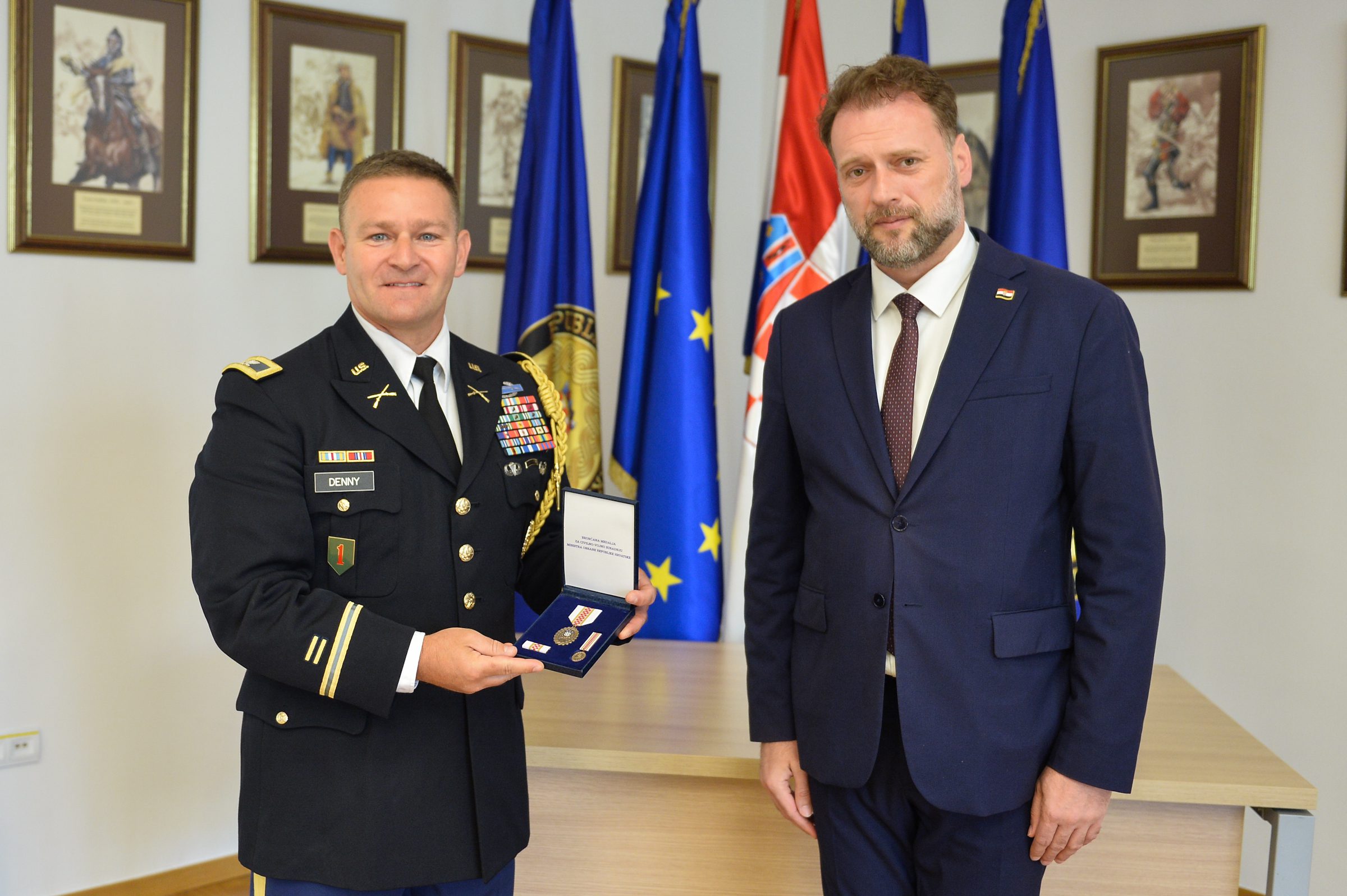Ministar Banožić uručio Brončanu medalju za civilno-vojnu suradnju vojnom izaslaniku SAD-a brg Matthewu Dennyju