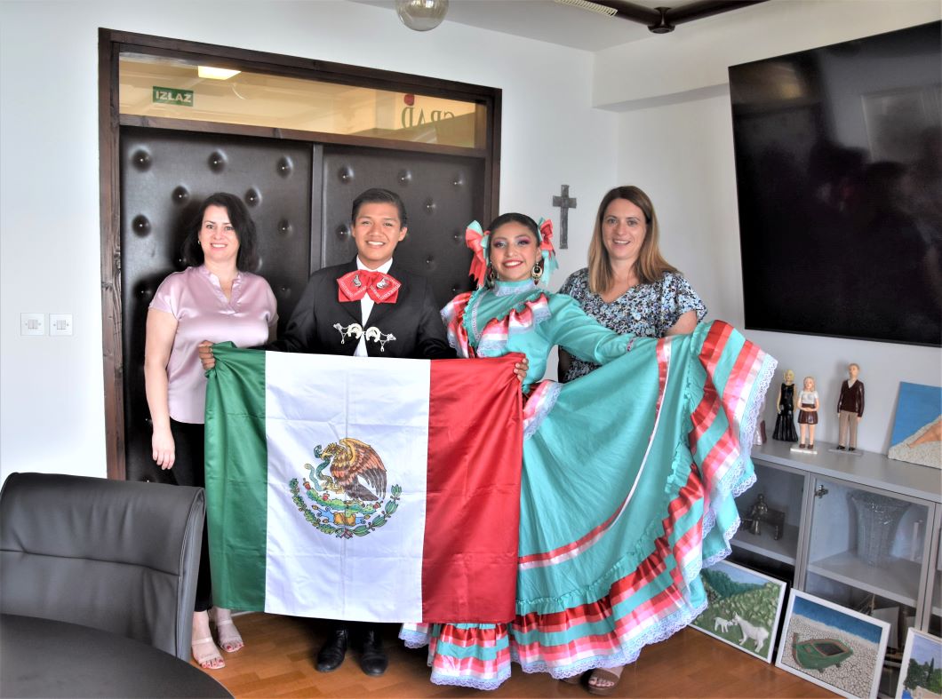 FOTO U Kaštelima održan prijem predstavnika folklornih društava iz Meksika i Portugala