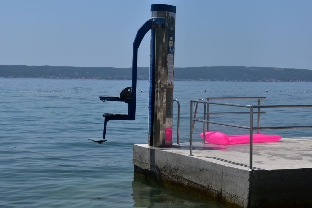 Plaža Torac u Kaštel Gomilici dobila lift za invalidne i slabo pokretljive osobe