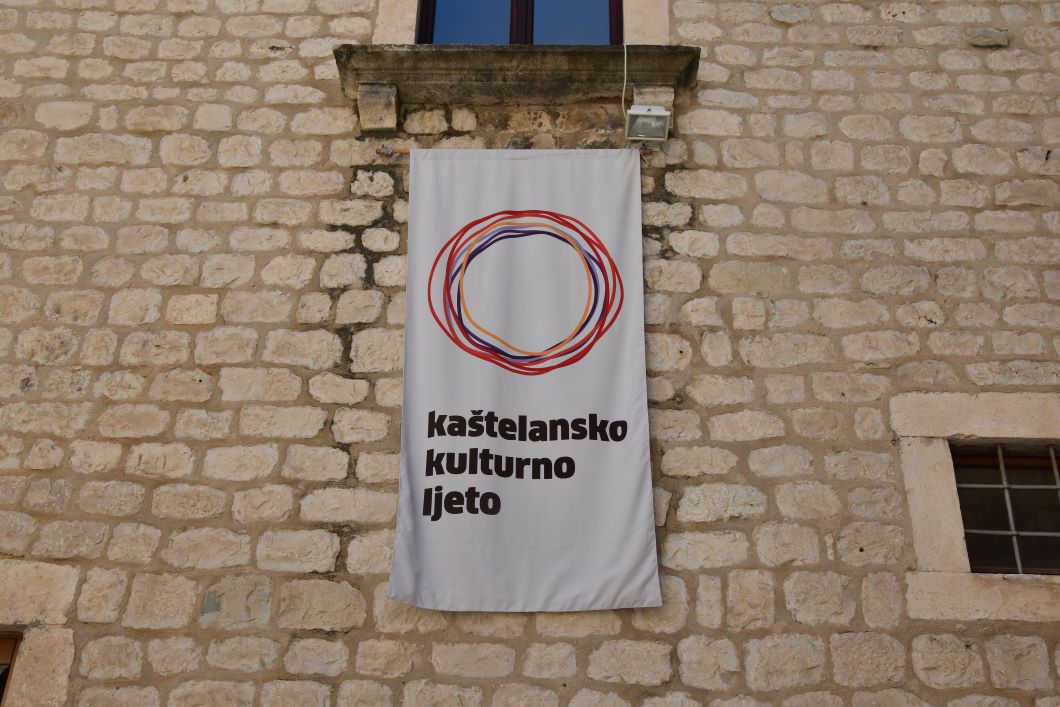 Što vas čeka ovog tjedna u Kaštelima? Koncert „Pivam ti grade“, predstava „Trči, evo trideset-sedma“, Glazbeni đardin u Rušincu, LOVESTOCK FESTIVAL, Ribarska noć Giričića…