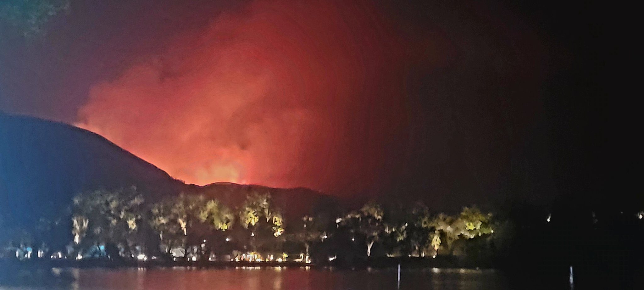 POŽARI DOVELI DO NAJVEĆIH EVAKUACIJA U GRČKOJ POVIJESTI Počinju evakuacije morem na Krfu dok turisti čekaju letove zbog kaosa šumskih požara na Rodosu