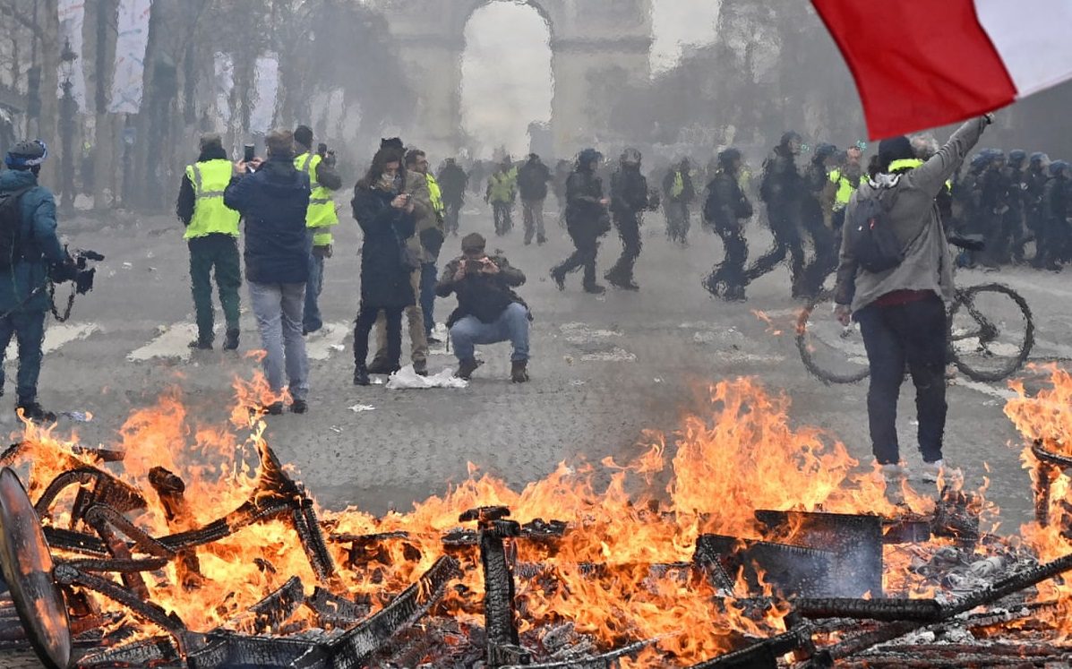 ZEMLJA SLOBODNIH… Francuska policija će moći aktivirati kamere i mikrofone mobitela zbog nadzora