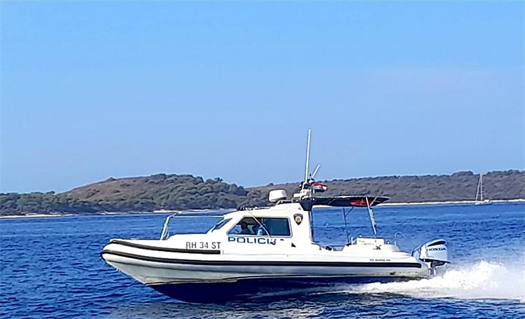 Hvar: Policijski službenici u suradnji s drugim službama tijekom jučerašnjeg dana spasili dvije osobe