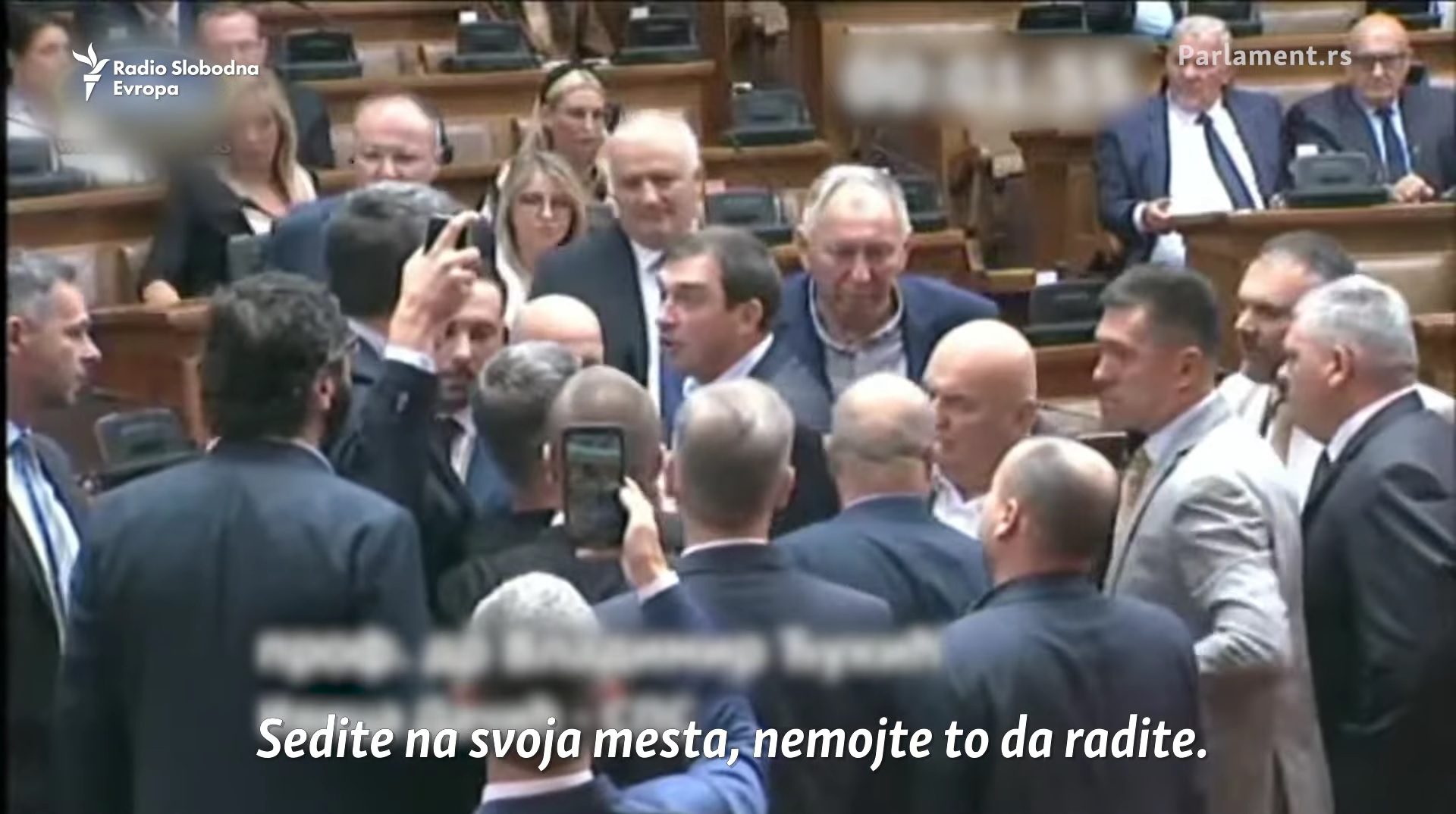 Kaos u Skupštini Srbije, zastupnici se naguravali, skoro izbila masovna tučnjava