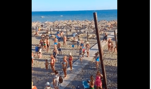 (VIDEO) U STAVU MIRNO Završetak dana na plaži u Ulcinju uz jugoslavensku himnu