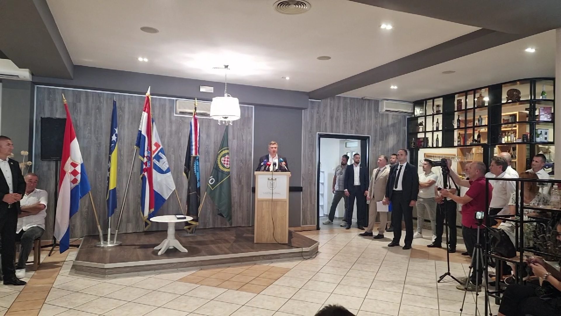 Zoran Milanović u Širokom Brijegu odlikovao pripadnike HVO-a