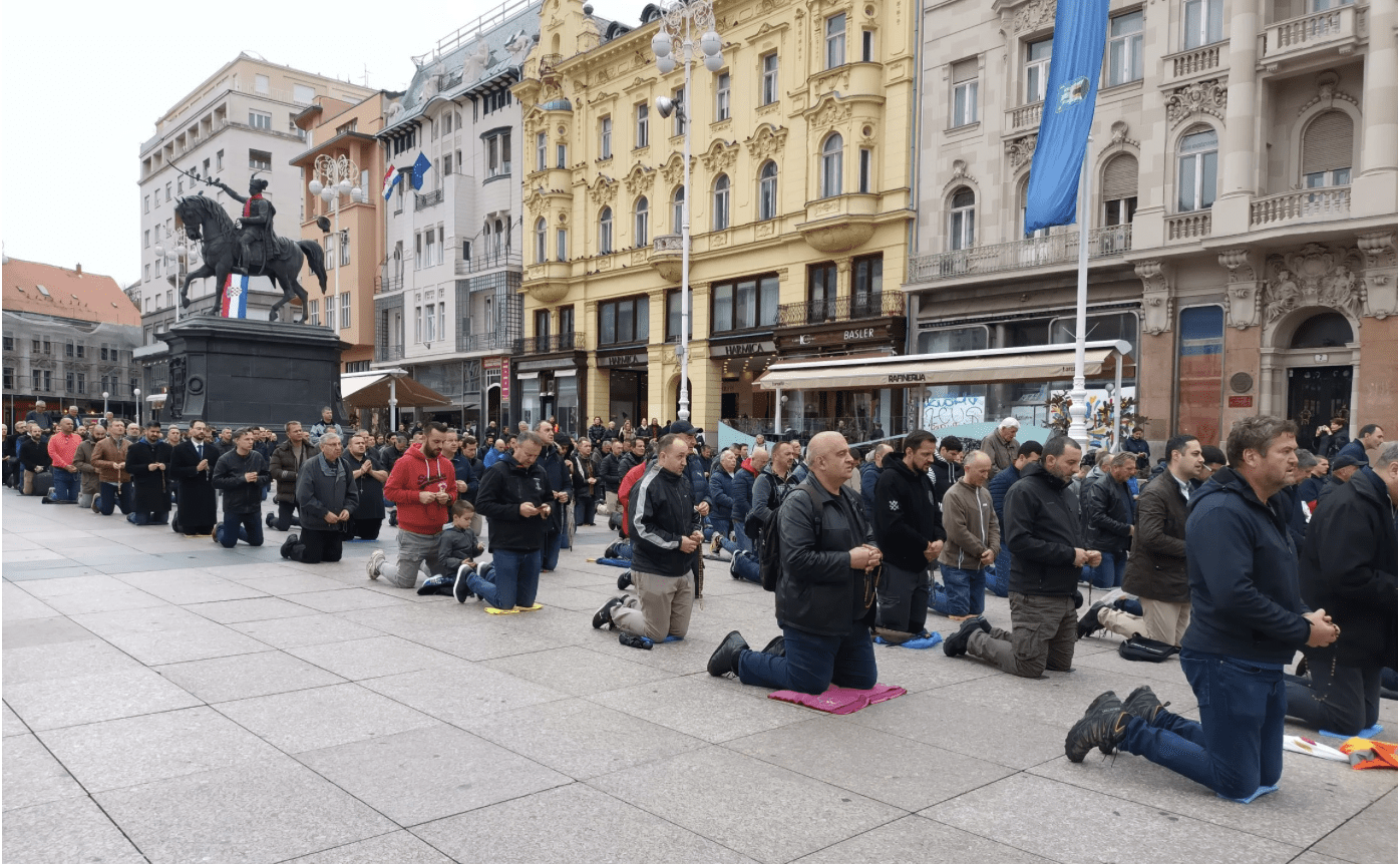 ČEGA SE BOJE AKO VJERUJU DA BOG NE POSTOJI Na Facebook stranici Katarine Peović poručuju: “Molitelje pobiti sjekirama ili u plinskim komorama”