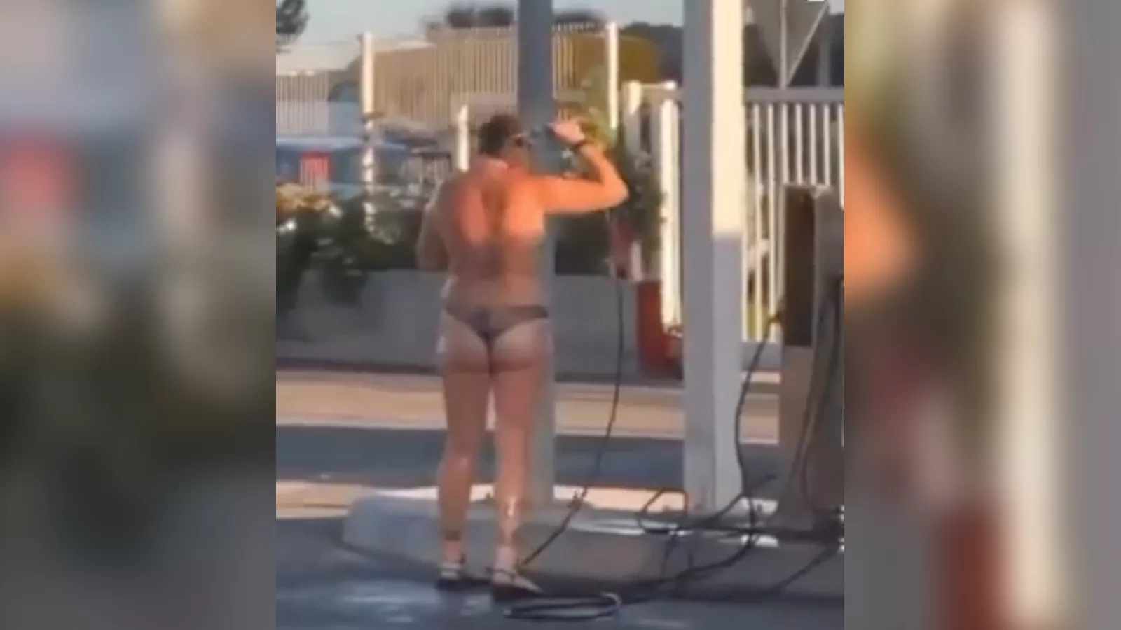 OVAKAV VIDEO JOŠ NISTE VIDJELI Gospođa se na benzinskoj pumpi u Kaštelima – otuširala!