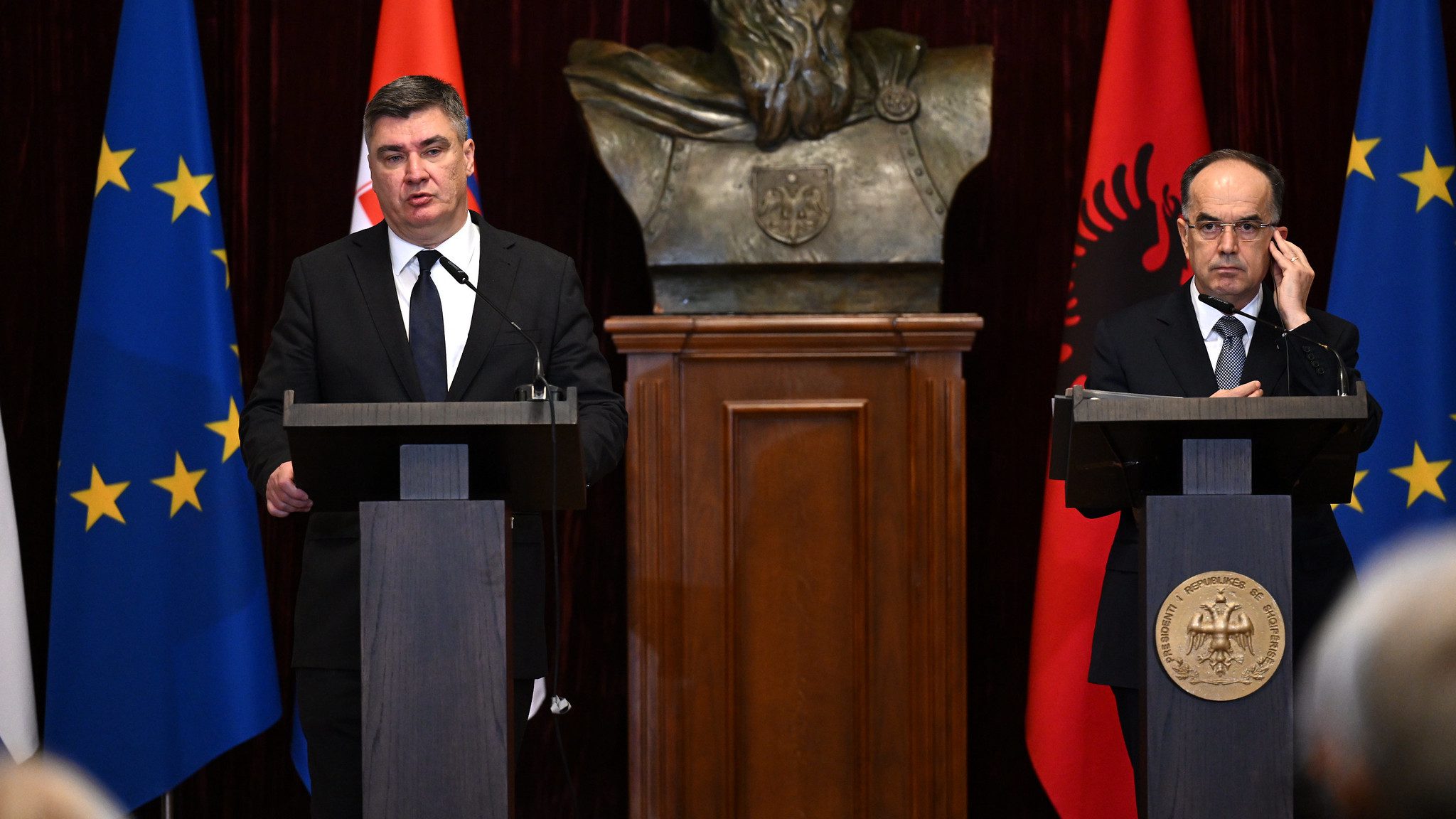 Milanović u Tirani: “Većina Hrvata ne podržava stavljanje izraelske zastave na zgradu MVEP”