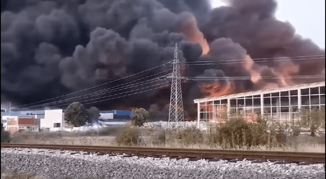 (VIDEO) VELIKI POŽAR KOD OSIJEKA Vjetar okreće dim prema Osijeku