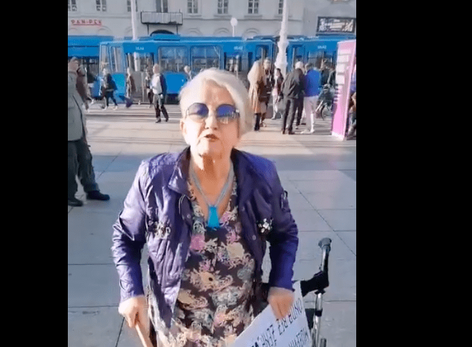 (VIDEO) Kako je Pernar dobio po glavi od postarije prosvjednice protiv molitelja na Trgu bana Josipa Jelačića