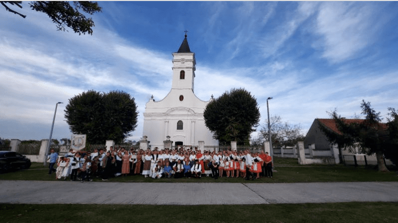 Pjesmom i kolom kroz Sotin