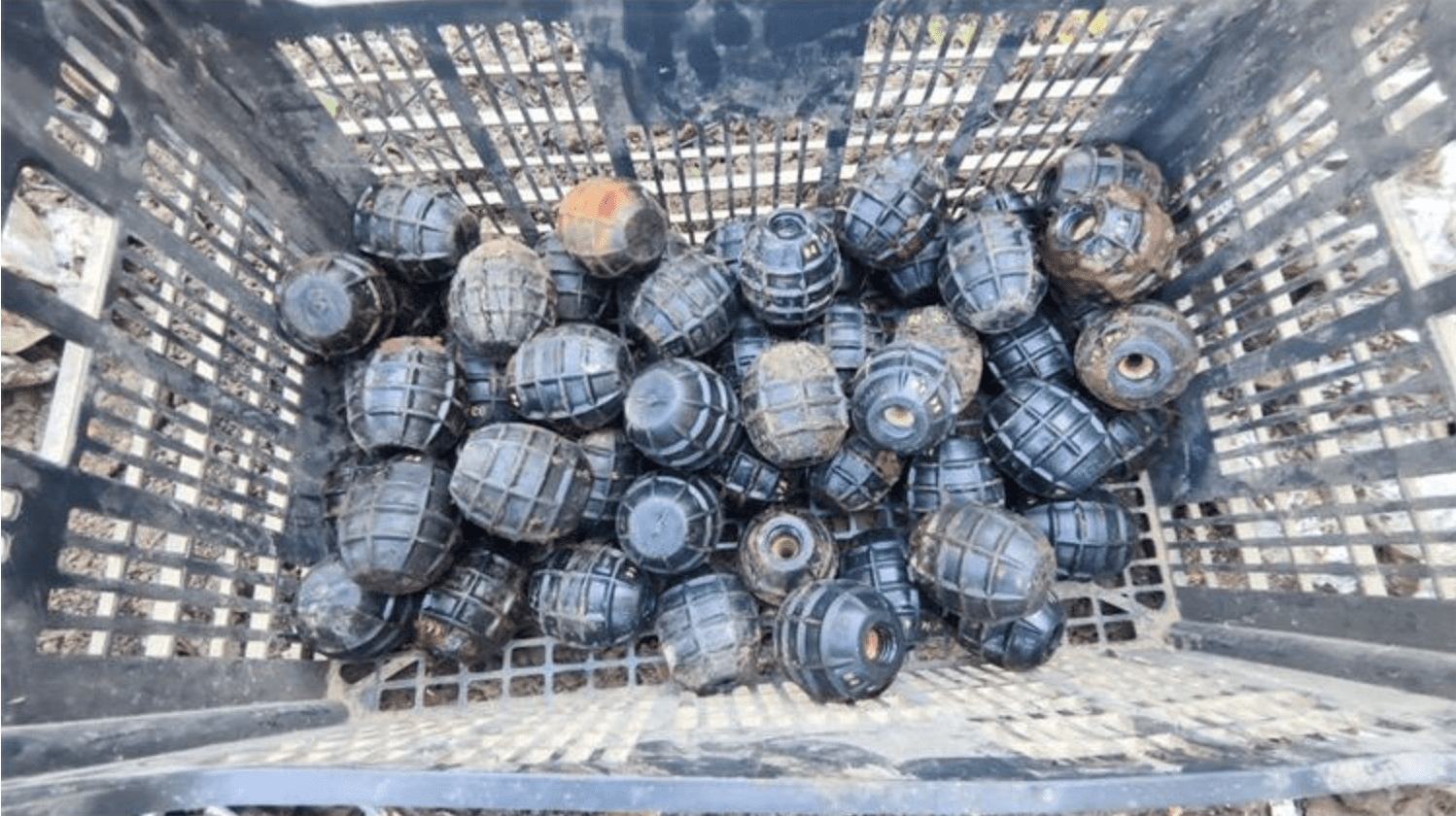 U Mirkovcima pronađene 54 ručne bombe i hrpa drugog oružja