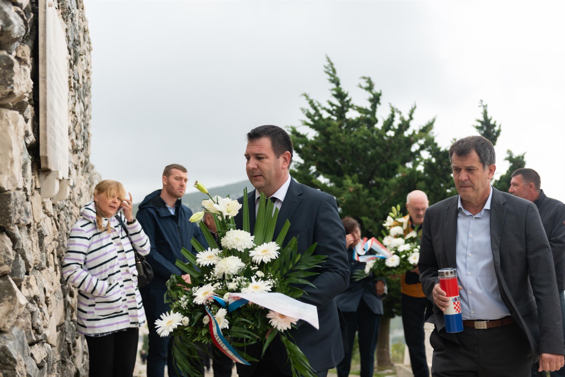 FOTO U Kaštelima položeni vijenci i zapaljene svijeće povodom blagdana Svih svetih i Dušnog dana