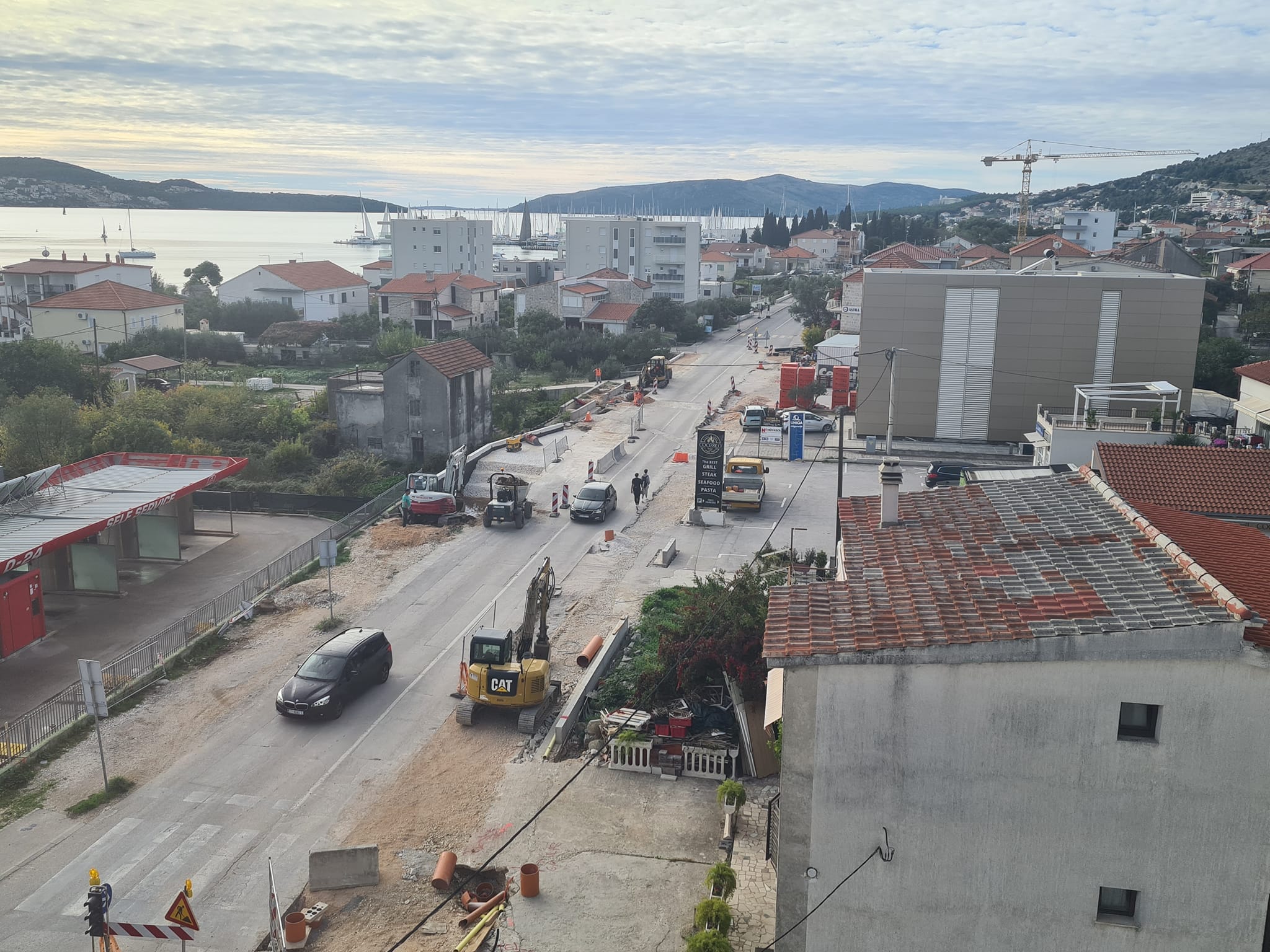 U TROGIRU ZBOG RADOVA NA CESTI JEDNOSMJERNA REGULACIJA PROMETA Uskoro kompletno obnovljena prometnica