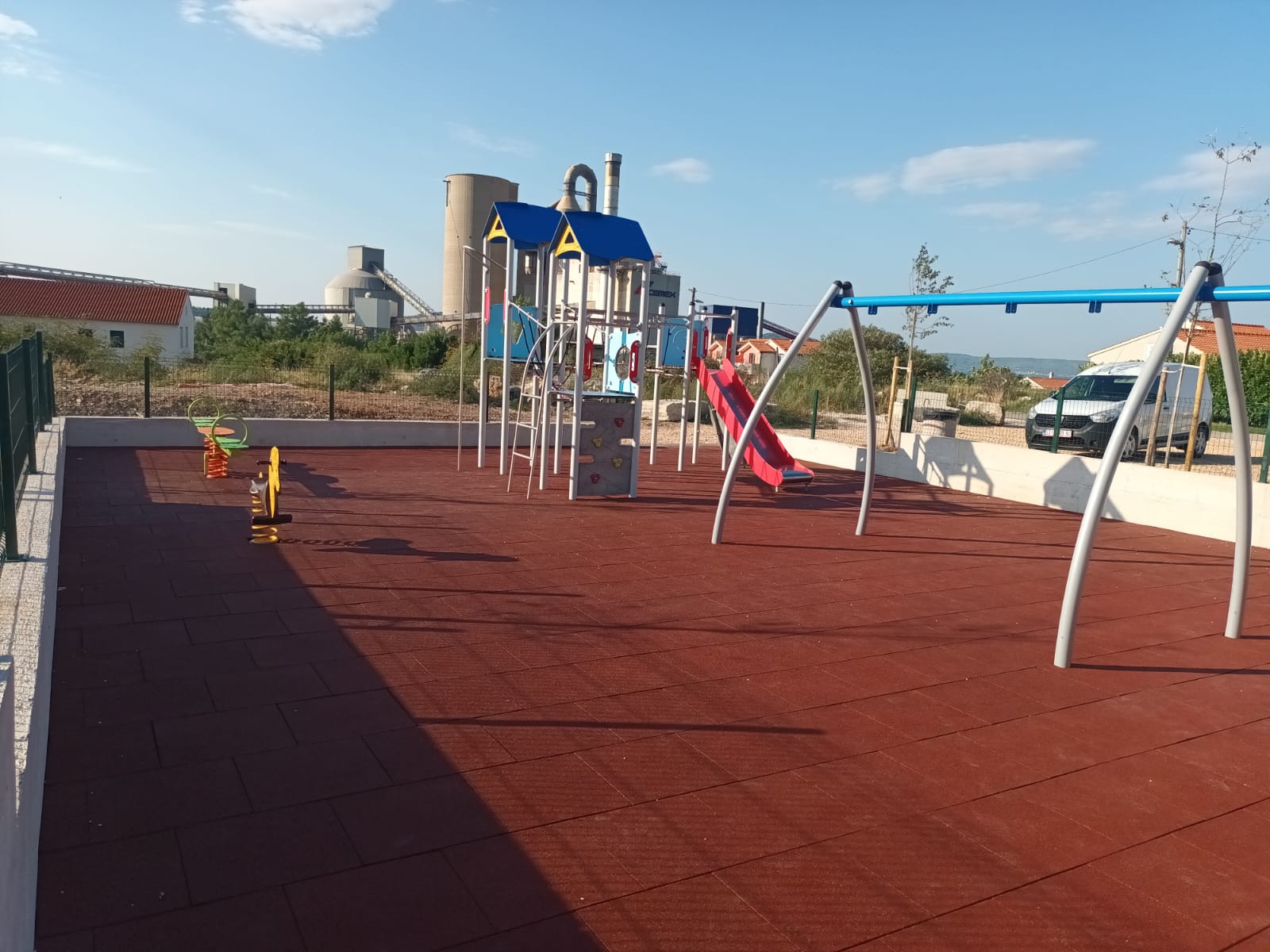 Grad Kaštela i Cemex Hrvatska uredili novo dječje igralište u Kaštel Sućurcu