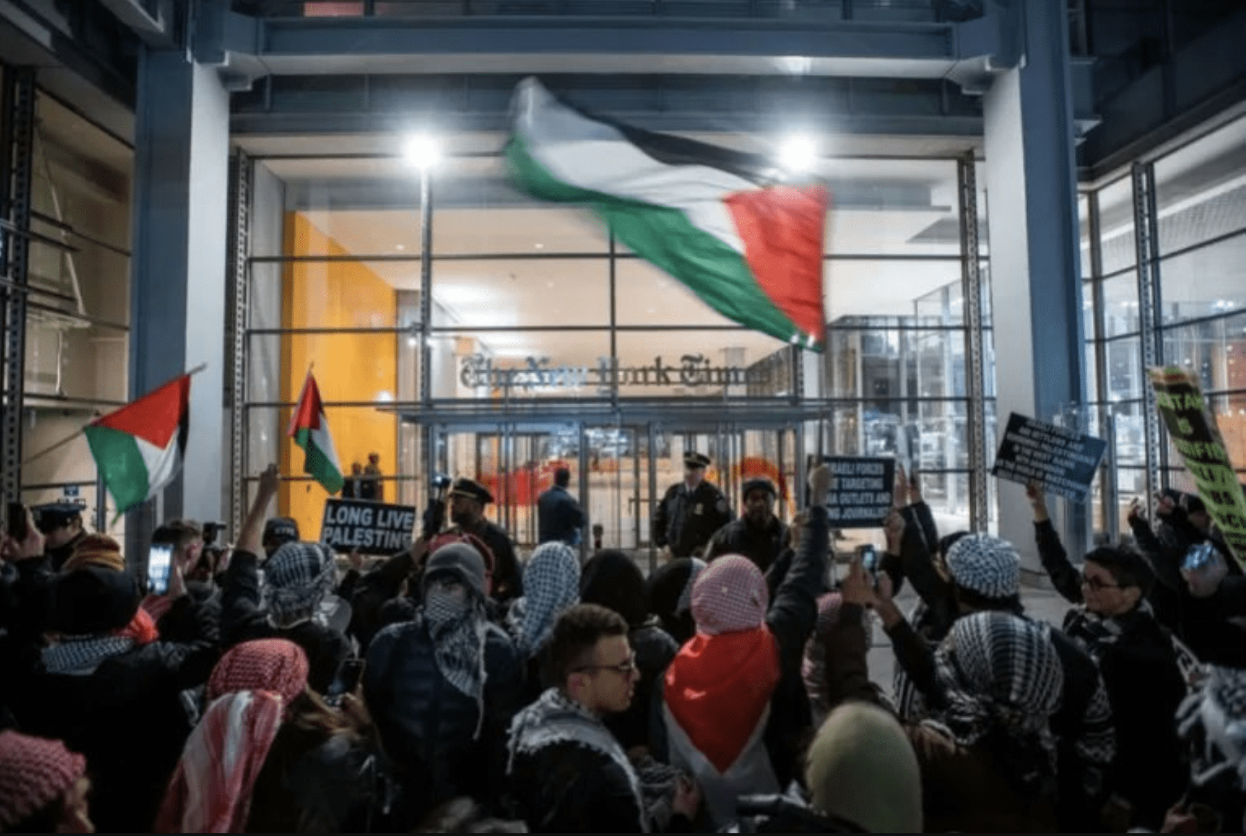 Propalestinski prosvjednici premazali urede New York Timesa lažnom krvlju