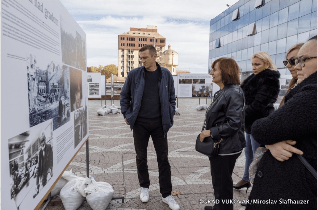 Grad Vukovar i Gradski muzej Vukovar organiziraju izložbu panoa i tekstova iz monografije o Koloni sjećanja