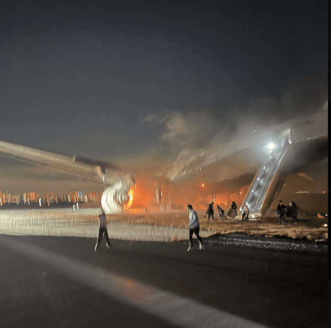 Avion u plamenu na pisti tokijske zračne luke