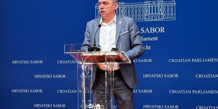 Mlinarić: Plenković je novcem hrvatskih građana platio velikosrpski pamflet tiskan u Kragujevcu!