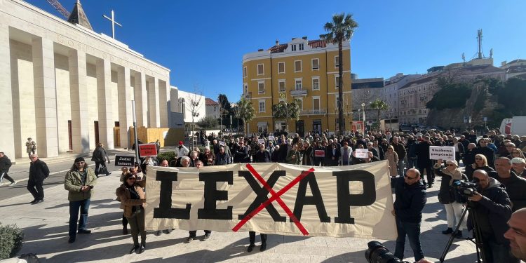 Novinari poručili Plenkoviću: “Nemojte nam pišati po leđima i reći da pada kiša”