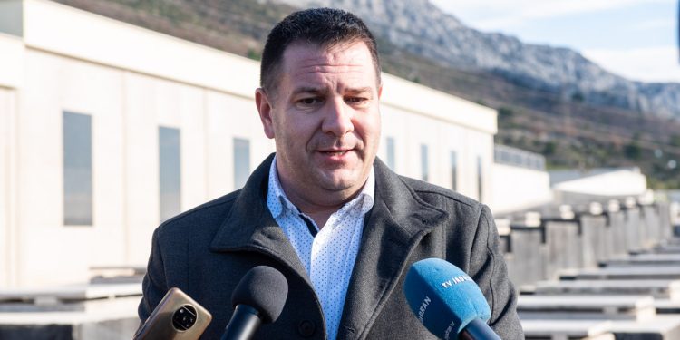 Gradonačelnik Kaštela Denis Ivanović sa svojim suradnicima obišao tri gradilišta na području grada