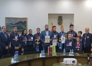 Predsjednik općine u Srbiji djeci poklonio med za potenciju, roditelji zaprepašteni
